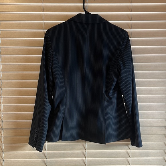 Pin-strip, fitted blazer - Picture 4 of 4